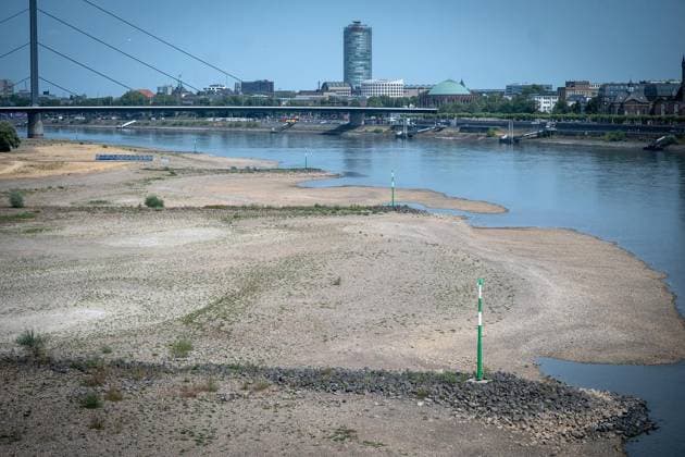 The Rhine near Düsseldorf’s Old Town is at an extremely low water level ** FOR EDITORIAL USE ONLY ** EDITORIAL USE ONLY ** p The Rhine near Düsseldorf’s Old Town is at an extremely low water level, photographed on Monday, August 3, 2026, Germany, North Rhine-Westphalia, Düsseldorf. Copyright KaixKitschenberg Copyright: KaixKitschenberg doc86zzkb5nkwzspdzhg7e ,EDITORIAL USE ONLY Copyright: KaixKitschenberg
