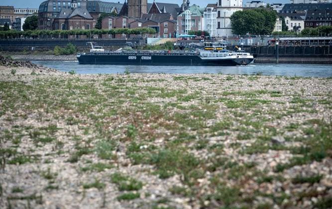 The Rhine near Düsseldorf’s Old Town is at an extremely low water level ** FOR EDITORIAL USE ONLY ** EDITORIAL USE ONLY ** p The Rhine near Düsseldorf’s Old Town is at an extremely low water level, photographed on Monday, August 3, 2026, Germany, North Rhine-Westphalia, Düsseldorf. Copyright KaixKitschenberg Copyright: KaixKitschenberg doc86zzkb9k848lwlk5gd9 ,EDITORIAL USE ONLY Copyright: KaixKitschenberg