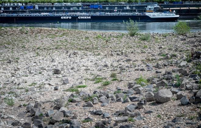 The Rhine near Düsseldorf’s Old Town is at an extremely low water level ** FOR EDITORIAL USE ONLY ** EDITORIAL USE ONLY ** p The Rhine near Düsseldorf’s Old Town is at an extremely low water level, photographed on Monday, August 3, 2026, Germany, North Rhine-Westphalia, Düsseldorf. Copyright KaixKitschenberg Copyright: KaixKitschenberg doc86zzkbn1nc6rbo6zju3 ,EDITORIAL USE ONLY Copyright: KaixKitschenberg