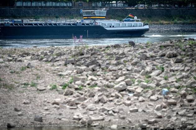 The Rhine near Düsseldorf’s Old Town is at an extremely low water level ** FOR EDITORIAL USE ONLY ** EDITORIAL USE ONLY ** p The Rhine near Düsseldorf’s Old Town is at an extremely low water level, photographed on Monday, August 3, 2026, Germany, North Rhine-Westphalia, Düsseldorf. Copyright KaixKitschenberg Copyright: KaixKitschenberg doc86zzkbvcva17hvt4fve ,EDITORIAL USE ONLY Copyright: KaixKitschenberg