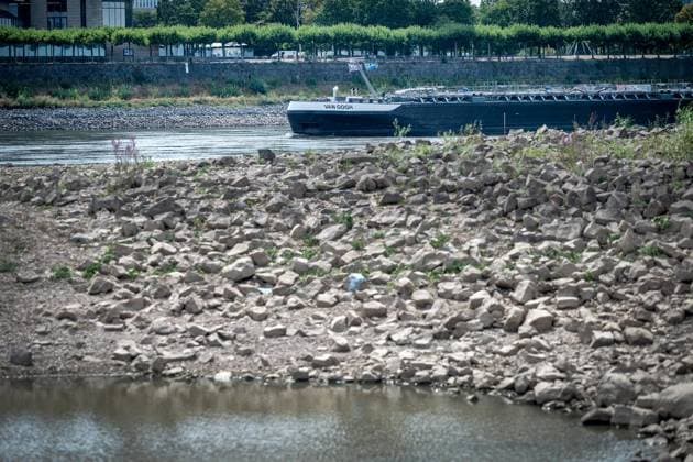 The Rhine near Düsseldorf’s Old Town is at an extremely low water level ** FOR EDITORIAL USE ONLY ** EDITORIAL USE ONLY ** p The Rhine near Düsseldorf’s Old Town is at an extremely low water level, photographed on Monday, August 3, 2026, Germany, North Rhine-Westphalia, Düsseldorf. Copyright KaixKitschenberg Copyright: KaixKitschenberg doc86zzkdjwl08xd81lfzo ,EDITORIAL USE ONLY Copyright: KaixKitschenberg