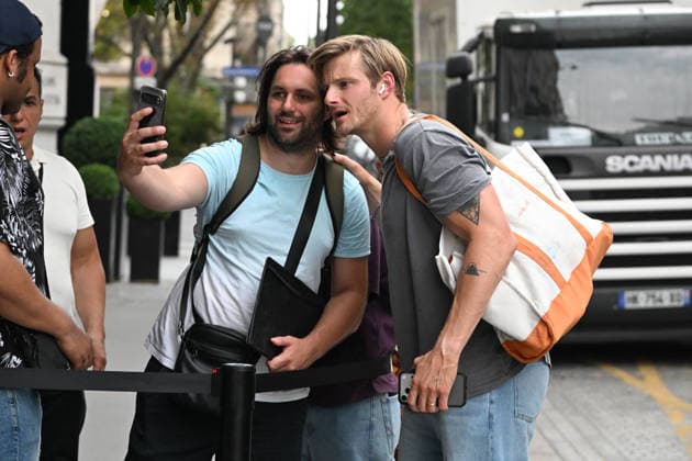 Alexander Ludwig of *The White Lotus* arrives at the Mandarin Oriental Lutetia hotel in Paris on August 3, 2026. Lionel Urman, Bestimage. Alexander Ludwig of *The White Lotus* arrives at the Mandarin Oriental Lutetia hotel in Paris on August 3, 2026. Paris, France  Copyright: xLIONELxURMANxx xBESTIMAGExLIONELxURMANxx xBESTIMAGEx