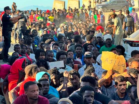 An NGO in Ceuta has distributed more than 12,000 meals to migrants since the mass influx; the Red Cross and the organization Sur Sur are distributing basic food supplies, as of August 3, 2026, in Ceuta, Spain. The Ceuta-based NGO Luna Blanca has distributed more than 12,000 meals in recent days to migrants who entered the city during the mass influx from Morocco. On Sunday alone, the organization’s staff and volunteers distributed food to more than 4,500 people, according to information provided by the NGO to Europa Press on Monday, August 3, 2026. MIGRANTS NGO VOLUNTEERS LUNA BLANCA FOOD PALLETS DONATIONS Ivá Ceuta Ceuta, Spain Copyright: xIvanxZambranox xEuropaxPressx 7700793