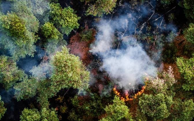 OOSTRUM - Drone photo of a large wildfire in North Limburg. The wildfire in a forest area in North Limburg is still not under control. The fire department is extinguishing the fire with many units to put it out. Approximately 100 hectares of forest have been lost to the fire. ANP JEFFREY GROENEWEG netherlands out - belgium out  Copyright: xx x564852792x originalFilename: 564852792.jpg
