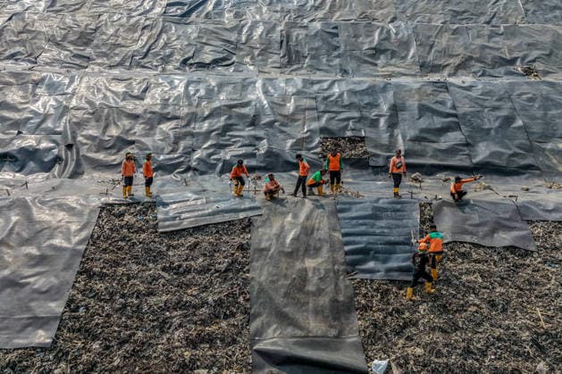 August 4, 2026, Bekasi City, West Java, Indonesia: A worker installs a geomembrane liner, an impermeable barrier that prevents leachate from contaminating soil and groundwater, at the Bantargebang Integrated Waste Processing Site (TPST) in Bekasi, on the outskirts of Jakarta, Indonesia, August 4, 2026. Jakarta s provincial government began phasing out open dumping at Southeast Asia s largest landfill on Aug. 1, 2026, replacing it with a controlled landfill system to reduce environmental impacts and comply with national regulations. Bekasi City Indonesia  - ZUMAp283 20260804_zip_p283_006 Copyright: xClaudioxPramanax