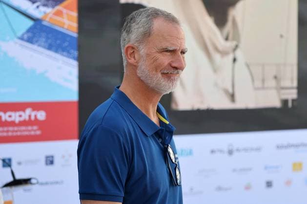 King Felipe arrives at the marina in Palma de Mallorca to take part in the Copa del Rey Mapfre King Felipe VI during the tribute to Manolo Doreste and Javier Vallejo, the late sailors, on 4 August 2026, in Palma de Mallorca (Spain). 04 Aug 2026 Pictured: King Felipe VI during the tribute to Manolo Doreste and Javier Vallejo, the late sailors, on 4 August 2026, in Palma de Mallorca (Spain). KING;REGATTAS;HARBOUR;SAILING;CUP Raúl Terrel Europa Press 08 04 2026.  Copyright: xThexMegaxAgencyxEuropaxPressx xMEGAx
