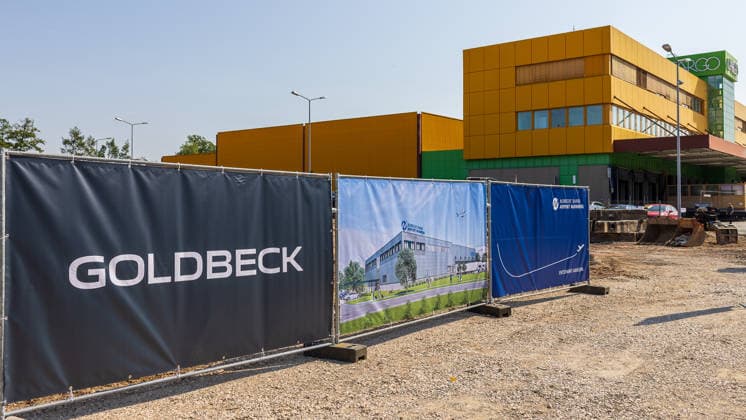 Construction Begins on Cargo Center 3 at Nuremberg Airport, Nuremberg, August 4, 2026 Construction fences with privacy banners from Goldbeck mark the start of construction on the new Cargo Center 3 (CCN 3) at Nuremberg Airport. With this new building, the airport is responding to the persistently high demand for logistics space. Nuremberg Airport, Bavaria, Germany 20260804-286A4192-M4000