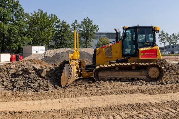 Construction Begins on Cargo Center 3 at Nuremberg Airport, Nuremberg, August 4, 2026 A Hagedorn R 32T bulldozer is pushing soil and debris together at a construction site. The photo was taken at the start of construction of the new Cargo Center 3 (CCN 3) at Nuremberg Airport, which is being built to meet the high demand for logistics space. Nuremberg Airport, Bavaria, G 20260804-286A4195-M4000