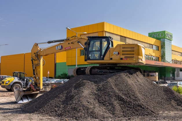 Construction Begins on Cargo Center 3 at Nuremberg Airport, Nuremberg, August 4, 2026 A CAT 326 excavator stands on a pile of dirt in front of the Lufthansa Cargo building to mark the start of construction on the new Cargo Center 3 (CCN 3). Nuremberg Airport is responding to the persistently high demand for logistics space with this new construction. Nuremberg Airport Bavaria, Germany 20260804-286A4201-M4000