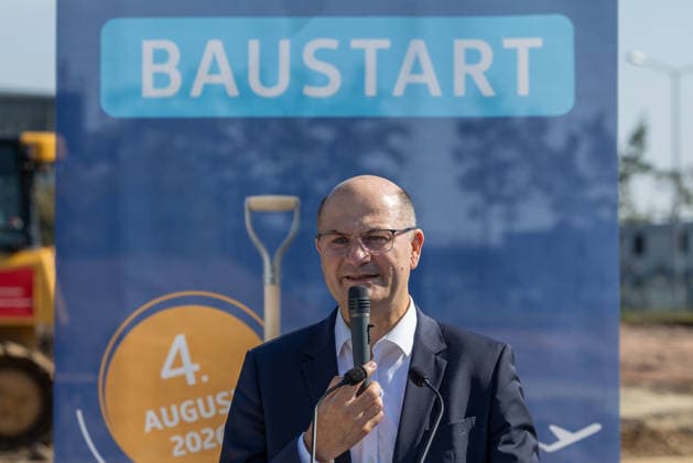 Groundbreaking for Cargo Center 3 at Nuremberg Airport, Nuremberg, August 4, 2026 Albert Füracker, Bavarian Minister of State for Finance and Home Affairs and Chairman of the Supervisory Board of Flughafen Nürnberg GmbH, speaks at the groundbreaking ceremony for the new Cargo Center 3 (CCN 3). With this new building, the airport is responding to 20260804-1V9A6572-M4000