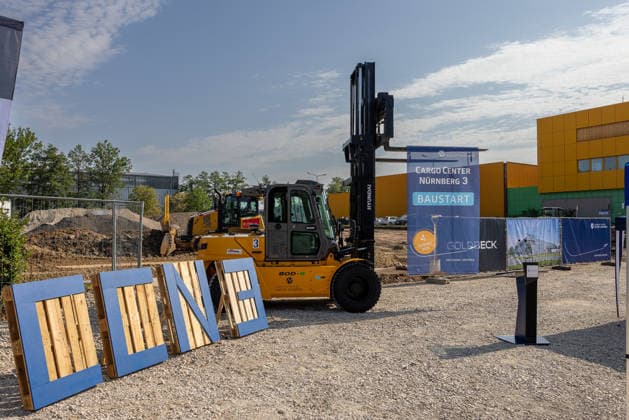 Construction Begins on Cargo Center 3 at Nuremberg Airport, Nuremberg, August 4, 2026: Construction begins on the new Nuremberg Cargo Center 3 (CCN 3) at Nuremberg Airport. With this new building, the airport is responding to the persistently high demand for logistics space. A forklift stands on the construction site in front of a banner reading Construction Begins at Nur 20260804-286A4046-M4000