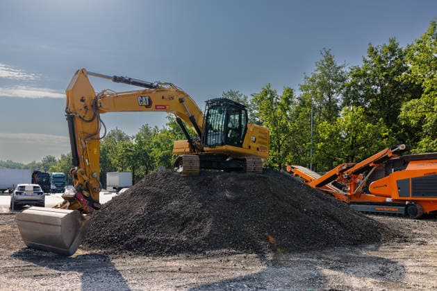 Construction Begins on Cargo Center 3 at Nuremberg Airport, Nuremberg, August 4, 2026 A CAT chain excavator stands on a pile of gravel, marking the start of construction on the new Cargo Center 3 (CCN 3) at the airport. With this new building, the airport is responding to the persistently high demand for logistics space. An orange screening pl 20260804-286A4048-M4000