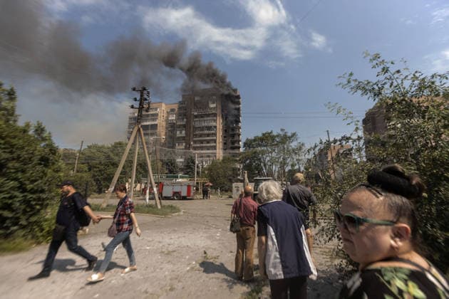 Russian airstrike hits Kramatorsk KRAMATORSK, UKRAINE - AUGUST 04: Residents look on and walk past a burning building following a Russian airstrike in Kramatorsk, Ukraine, on August 04, 2026. Francisco Richart Anadolu Kramatorsk Ukraine. Editorial use only. Please get in touch for any other usage.  Copyright: x2026xAnadoluxFranciscoxRichartx
