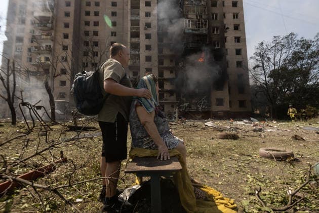 Russian airstrike hits Kramatorsk KRAMATORSK, UKRAINE - AUGUST 04: Evacuated residents stand outside a burning building following a Russian airstrike in Kramatorsk, Ukraine, on August 04, 2026. Francisco Richart Anadolu Kramatorsk Ukraine. Editorial use only. Please get in touch for any other usage.  Copyright: x2026xAnadoluxFranciscoxRichartx