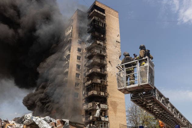 Russian airstrike hits Kramatorsk KRAMATORSK, UKRAINE - AUGUST 04: Firefighters on a crane operate at a burning building following a Russian airstrike in Kramatorsk, Ukraine, on August 04, 2026. Francisco Richart Anadolu Kramatorsk Ukraine. Editorial use only. Please get in touch for any other usage.  Copyright: x2026xAnadoluxFranciscoxRichartx