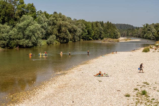 Low water levels on the Isar; the gravel banks along the riverbank have expanded; swimmers are en