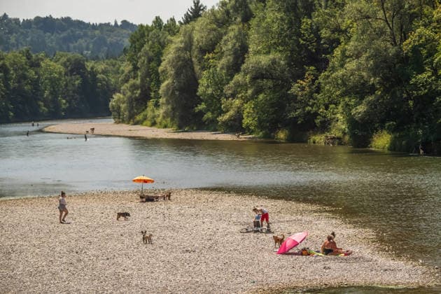 Low water levels on the Isar; the gravel banks along the riverbank have expanded; swimmers are en