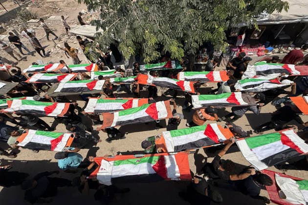 Gaza City witnessed the mass burial of 112 members of the same family—including children, women, men, and the elderly—whose bodies were recovered from the rubble after the Israeli army bombed their homes two years and eight months ago. Gaza City, 4 August 2026. Gaza buries 112 relatives, the largest funeral for a single family in the Strip !ACHTUNG: NUR REDAKTIONELLE NUTZUNG!  Copyright: xAhmadxAwadx GRAF6522 20260804-55021070126_1