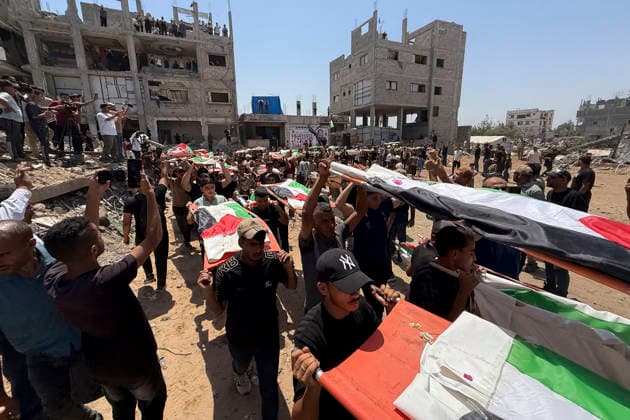 Gaza City witnessed the mass burial of 112 members of the same family—including children, women, men, and the elderly—whose bodies were recovered from the rubble after the Israeli army bombed their homes two years and eight months ago. Gaza City, 4 August 2026. Gaza buries 112 relatives, the largest funeral for a single family in the Strip !ACHTUNG: NUR REDAKTIONELLE NUTZUNG!  Copyright: xAhmadxAwadx GRAF6524 20260804-55021070129_1
