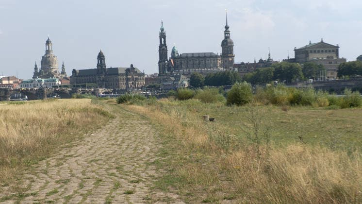 Water levels continue to drop. Persistent drought is further exacerbating low water levels in German rivers. The Elbe near Dresden is also affected. In Dr