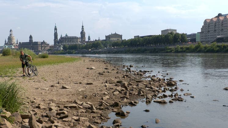 Water levels continue to drop. Persistent drought is further exacerbating low water levels in German rivers. The Elbe near Dresden is also affected. In Dr