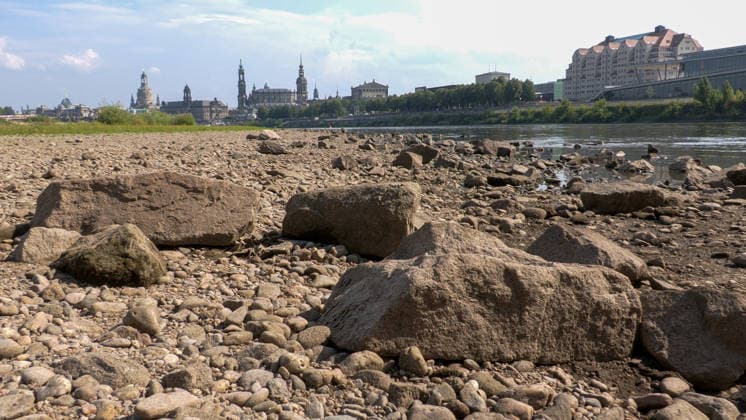 Water levels continue to drop. Persistent drought is further exacerbating low water levels in German rivers. The Elbe near Dresden is also affected. In Dr
