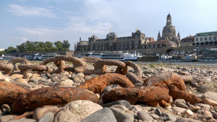 Water levels continue to drop. Persistent drought is further exacerbating low water levels in German rivers. The Elbe near Dresden is also affected. In Dr