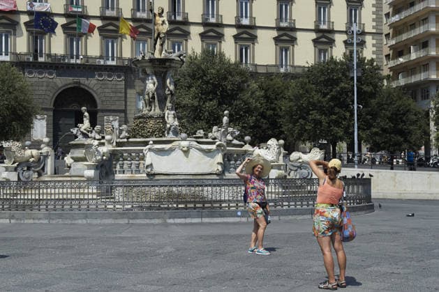 The fourth wave of the African heatwave in Naples NAPLES, ITALY - AUGUST 4: Tourists take a picture as they use hats to shield themselves from the sun during the African heatwave in Naples on August 4, 2026. The fourth wave of the African heatwave is currently underway, with temperatures reaching 40 degrees and 25 Italian cities on red alert, including Naples. Eliano Imperato Anadolu Naples Italy. Editorial use only. Please get in touch for any other usage.  Copyright: x2026xAnadoluxElianoxImperatox