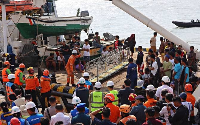 Survivors of Indonesian Ferry Fire Describe Chaotic Evacuation SURABAYA, EAST JAVA, INDONESIA AUGUST 4, 2026: Survivors of the KM Mutiara Sentosa II ferry fire arrive at Tanjung Perak Port aboard the KM Masalembo in Surabaya, East Java, Indonesia, on August 4, 2026. Survivors described a chaotic evacuation, saying passengers received little or no guidance from the crew, searched for life jackets on their own, and some jumped into the sea before drifting for hours until they were rescued. Their accounts contrast with information provided by the ferry operator to the Indonesian National Search and Rescue Agency (BASARNAS), which stated that all 238 passengers were wearing life jackets during the evacuation. According to BASARNAS, 233 peop Copyright: x xAndrexYurisx xJNAxPressx