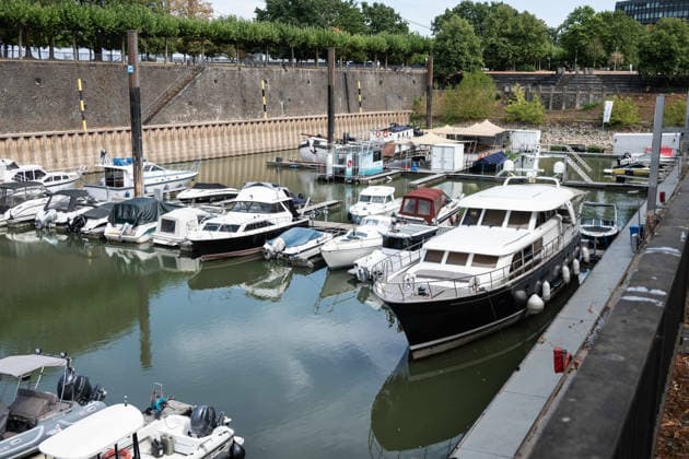 Record-low water levels on the Rhine; the Düsseldorf Water Police report that the Rhine’s water level in Düsseldorf has reached 23 cm—the lowest ever recorded there. A view of the Medienhafen: motorboats and yachts are sitting low in the harbor basin, and the sheet pile walls protrude far above the water. Düsseldorf, August 4, 2026