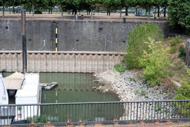Record-low water levels on the Rhine; the Düsseldorf Water Police report that the Rhine’s water level in Düsseldorf has reached 23 cm—the lowest ever recorded there. A view of the Medienhafen: the sheet pile walls protrude far above the water. Düsseldorf, August 4, 2026