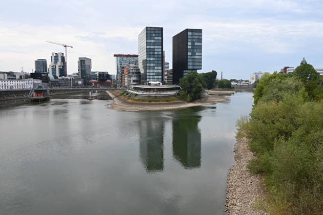 Record-low water levels on the Rhine; the Düsseldorf Water Police report that the Rhine’s water level in Düsseldorf has reached 23 cm—the lowest ever recorded there. A view of the entrance to the harbor basins, with the Hyatt Regency Hotel in the background, Düsseldorf, August 4, 2026