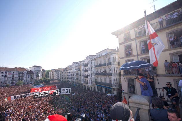 Start of the 2026 La Blanca Festival in Vitoria The descent of the Celedón during the start of the 2026 La Blanca Festival, on August 4, 2026, in Vitoria-Gasteiz, Álava, Basque Country, Spain. The festivities in Vitoria in honor of the Virgen Blanca begin today, August 4, with the descent of the Celedón and the traditional chupinazo, and continue through August 9. Tomorrow is the highlight of the festivities, when the floral offering and the Aurresku in honor of the Virgen Blanca will be performed by the Blusas and Neskas dance groups. In addition, there will be parades of giants and big-heads, concerts by the municipal band, and other activities, such as the release of heifers or the Alava-style bolo championship. AUGUST 4, 2026 CEL Copyright: xInakixBerasalucex 7701790