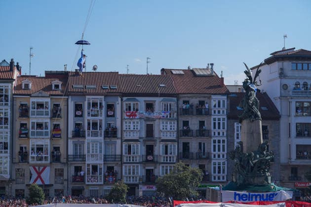 Start of the 2026 La Blanca Festival in Vitoria The descent of the Celedón during the start of the 2026 La Blanca Festival, on August 4, 2026, in Vitoria-Gasteiz, Álava, Basque Country, Spain. The festivities in Vitoria in honor of the Virgen Blanca begin today, August 4, with the descent of the Celedón and the traditional chupinazo, and continue through August 9. Tomorrow is the highlight of the festivities, when the floral offering and the Aurresku in honor of the Virgen Blanca will be performed by the Blusas and Neskas dance groups. In addition, there will be parades of giants and big-heads, concerts by the municipal band, and other activities, such as the release of heifers or the Alava-style bolo championship. AUGUST 4, 2026 CEL Copyright: xInakixBerasalucex 7701822