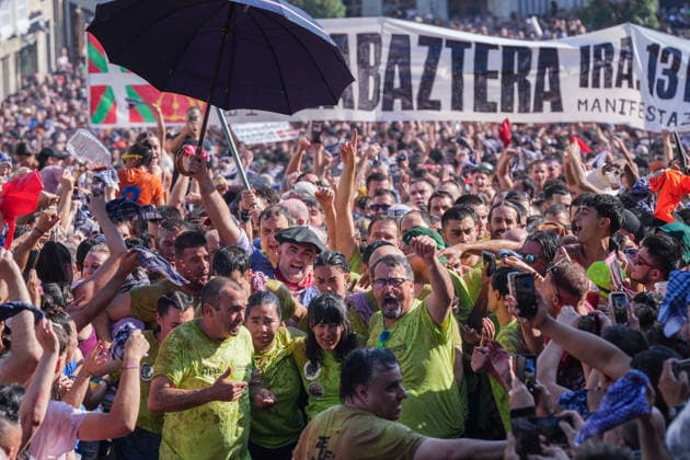 Start of the 2026 La Blanca Festival in Vitoria The descent of the Celedón during the start of the 2026 La Blanca Festival, on August 4, 2026, in Vitoria-Gasteiz, Álava, Basque Country, Spain. The festivities in Vitoria in honor of the Virgen Blanca begin today, August 4, with the descent of the Celedón and the traditional chupinazo, and continue through August 9. Tomorrow is the highlight of the festivities, when the floral offering and the Aurresku in honor of the Virgen Blanca will be performed by the Blusas and Neskas dance groups. In addition, there will be parades of giants and big-heads, concerts by the municipal band, and other activities, such as the release of heifers or the Alava-style bolo championship. AUGUST 4, 2026 CEL Copyright: xInakixBerasalucex 7701826