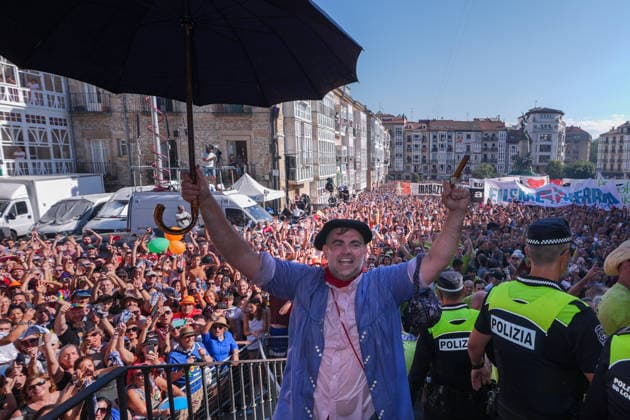 Start of the 2026 La Blanca Festival in Vitoria The descent of the Celedón during the start of the 2026 La Blanca Festival, on August 4, 2026, in Vitoria-Gasteiz, Álava, Basque Country, Spain. The festivities in Vitoria in honor of the Virgin Blanca begin today, August 4, with the descent of the Celedón and the traditional chupinazo, and continue through August 9. Tomorrow is the main day of the festivities, when the floral offering and the Aurresku in honor of the Virgen Blanca will be performed by the Blusas and Neskas dance groups. In addition, there will be parades of giants and big-heads, concerts by the municipal band, and other activities, such as the release of heifers or the Alava-style bolo championship. AUGUST 4, 2026 CELE Copyright: xInakixBerasalucex 7701827