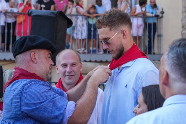 Start of the 2026 La Blanca Festivities in Vitoria: El Celedón puts on a red scarf at the start of the 2026 La Blanca festivities, on August 4, 2026, in Vitoria-Gasteiz, Álava, Basque Country, Spain. The festivities in Vitoria honoring the Virgin Blanca begin today, August 4, with the descent of the Celedón and the traditional chupinazo, and continue through August 9. Tomorrow is the highlight of the festivities, when the floral offering and the Aurresku in honor of the Virgen Blanca are performed by the Blusas and Neskas dance groups. In addition, there will be parades of giants and big-heads, concerts by the municipal band, and other activities, such as the release of heifers or the Alava-style bolo championship. AUGUST 4, 2026 CEL Copyright: xInakixBerasalucex 7701839