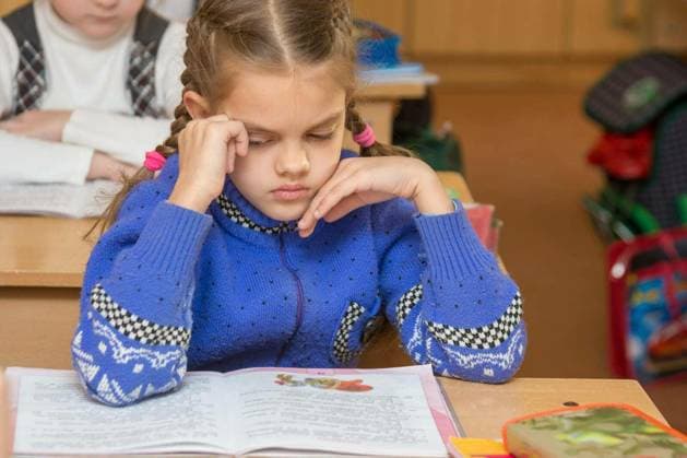 First grader girl feels bad in the classroom at school model released Symbolfoto Copyright: xMadhoursex Panthermedia74998058.jpg