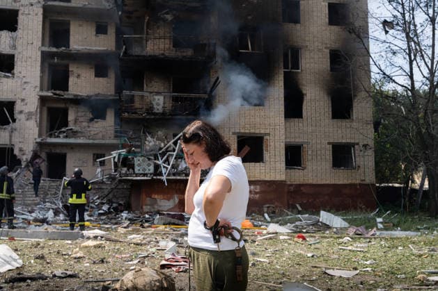 August 4, 2026, Kramatorsk, Donetsk Oblast, Ukraine: Emergency services work to aid the community after Russia launches an attack on residential buildings. Kramatorsk Ukraine - ZUMAm350 20260804_zip_m350_026 Copyright: xCameronxJones-Manleyx