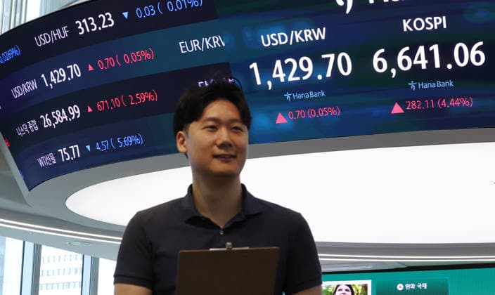 KOSPI skyrockets KOSPI skyrockets A financial data screen in the dealing room of Hana Bank in Seoul on Aug. 5, 2026, shows the benchmark Korea Composite Stock Price Index having gained 3.44 percent from the previous session to an intraday high of 6,641.06 in early trading. Seoul shares opened sharply higher, tracking overnight gains on Wall Street, amid eased woes over artificial intelligence profitability and hopes for an interim agreement between the United States and Iran on the Strait of Hormuz. (Yonhap) 2026-08-05 09:21:27 < 1980-2026 YONHAPNEWS AGENCY. .> ¼­¿ïÆ¯º°½Ã EDITORIAL USE ONLY  Copyright: xx PYH2026080501780031500 YonhapxNewsx yonphotos255249