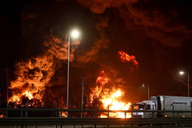 Major fire at chemical plant in Santiago SANTIAGO, CHILE - AUGUST 4: A cargo truck passes by on the road as a fire breaks out at a chemical plant in Santiago, Chile, on August 4, 2026. Authorities suspended classes throughout the district and ordered the evacuation of nearby residents due to the chemical spill, while hundreds of firefighters continued to battle the flames. Lucas Aguayo Araos Anadolu Santiago Chile. Editorial use only. Please get in touch for any other usage.  Copyright: x2026xAnadoluxLucasxAguayoxAraosx