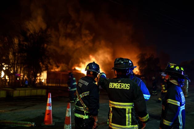Major fire at chemical plant in Santiago SANTIAGO, CHILE - AUGUST 4: Firefighters work to extinguish a major blaze that broke out at a chemical plant as flames and smoke rise in Santiago, Chile, on August 4, 2026. Authorities suspended classes throughout the district and ordered the evacuation of nearby residents due to a chemical spill, while hundreds of firefighters continued to battle the flames. Lucas Aguayo Araos Anadolu Santiago Chile. Editorial use only. Please get in touch for any other usage.  Copyright: x2026xAnadoluxLucasxAguayoxAraosx