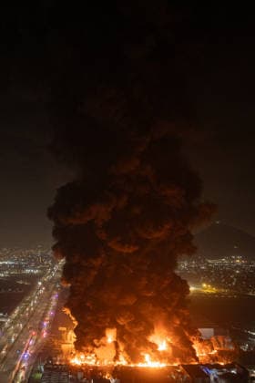 Major fire at chemical plant in Santiago SANTIAGO, CHILE - AUGUST 4: Aerial view of a large fire at a chemical plant in the Quilicura district of Santiago, Chile, on August 4, 2026. Authorities suspended classes throughout the district and ordered the evacuation of nearby residents due to the release of chemicals, while hundreds of firefighters continued to battle the flames. Lucas Aguayo Araos Anadolu Santiago Chile. Editorial use only. Please get in touch for any other usage.  Copyright: x2026xAnadoluxLucasxAguayoxAraosx