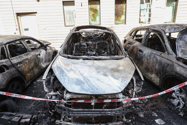 IPA87251677 - Milan, August 5, 2026: On Via Mauro Macchi, a street adjacent to the Central Bus Station, cars caught fire; the blaze, which started in a parked car, spread to nearby buildings and vehicles.  Copyright: xFrancescoxEnriquezx xFrancescoxEnriquezx 87251677.jpeg