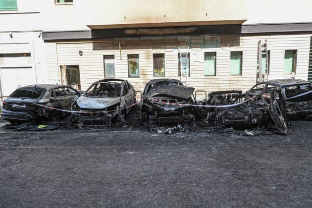 IPA87251685 - Milan, August 5, 2026: On Via Mauro Macchi, a street adjacent to the Central Bus Station, cars caught fire; the blaze, which started in a parked car, spread to nearby buildings and vehicles.  Copyright: xFrancescoxEnriquezx xFrancescoxEnriquezx 87251685.jpeg