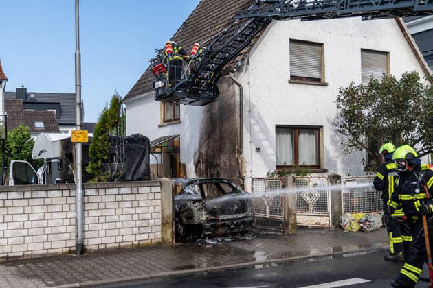 Electric Vehicle Engulfed in Flames; Fire Spreads to RV and House; Roof Saved at the Last Minute In Seligenstadt on August 5, 2026, at around 8:30 a.m., an el