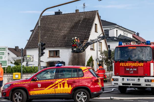 Electric Vehicle Engulfed in Flames; Fire Spreads to RV and House; Roof Saved at the Last Minute In Seligenstadt on August 5, 2026, at around 8:30 a.m., an el