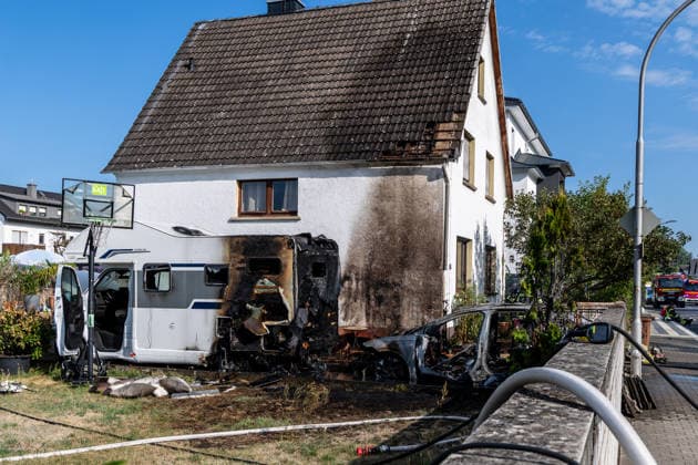 Electric Vehicle Engulfed in Flames; Fire Spreads to RV and House; Roof Saved at the Last Minute In Seligenstadt on August 5, 2026, at around 8:30 a.m., an el