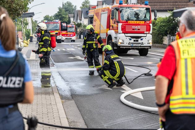 Electric Vehicle Engulfed in Flames; Fire Spreads to RV and House; Roof Saved at the Last Minute In Seligenstadt on August 5, 2026, at around 8:30 a.m., an el