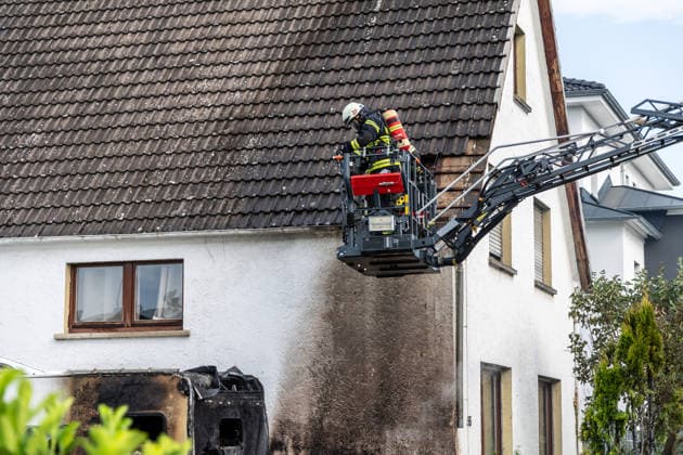 Electric Vehicle Engulfed in Flames; Fire Spreads to RV and House; Roof Saved at the Last Minute In Seligenstadt on August 5, 2026, at around 8:30 a.m., an el